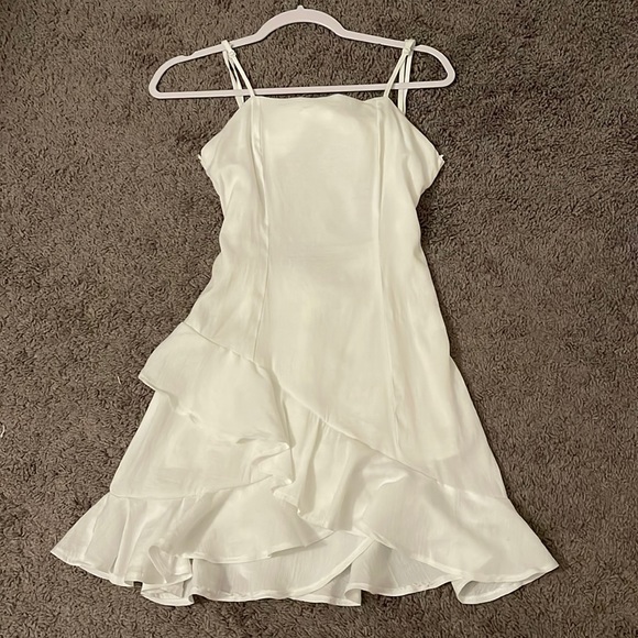 White sundress with tie back and flowy ruffle bottom - Picture 3 of 6